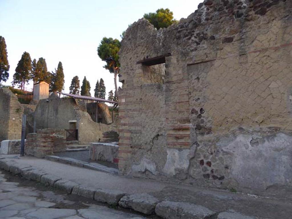 Decumanus Inferiore, Herculaneum. September 2015. South side of roadway, with IV.15 on corner, and exteriore façade of IV.13, on right. Photo courtesy of Michael Binns.